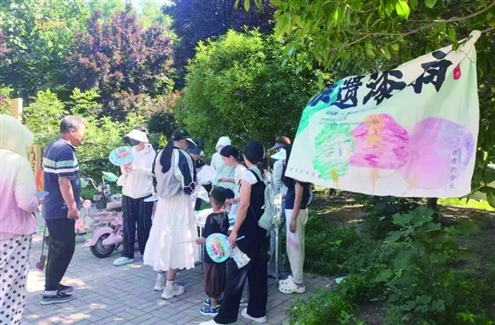 德裕家园第一社区依托“德邻花园”开展“手绘漆扇非遗传韵”主题活动